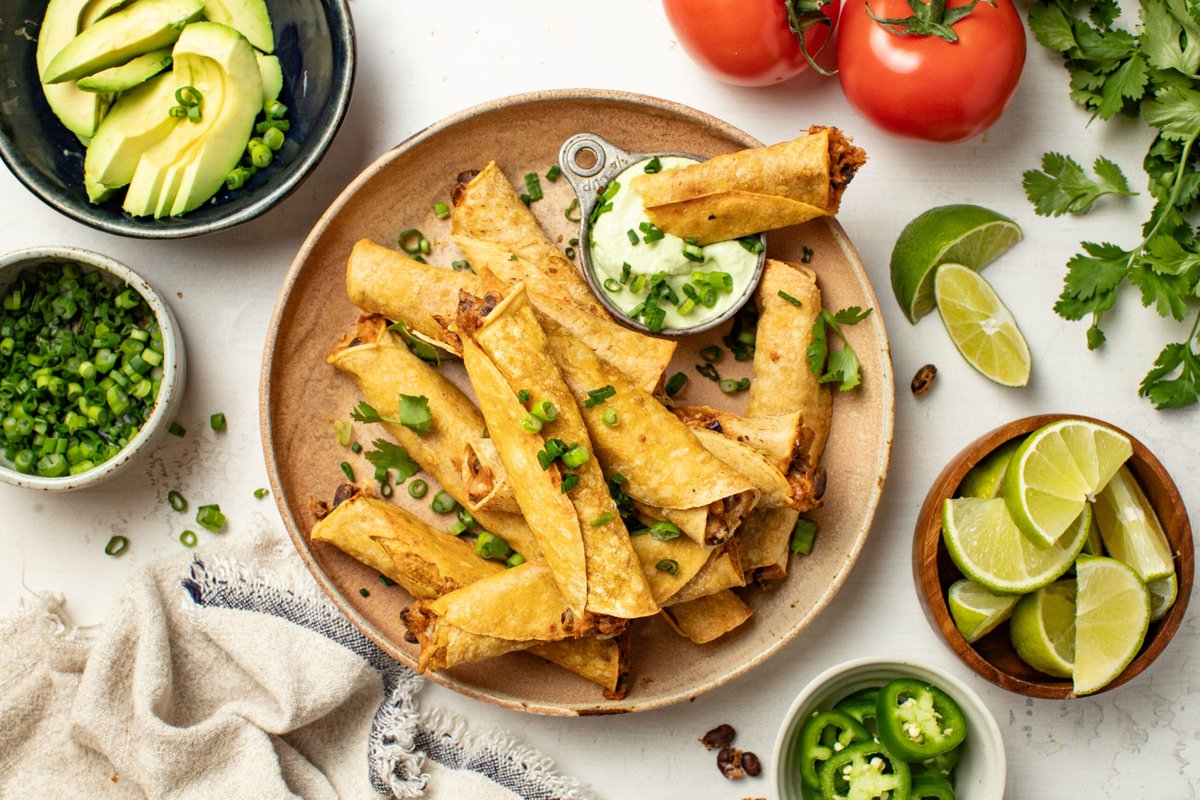 AlbertaPulse's tweet image. You’ve got to try our Baked Black Bean Taquitos with Avocado Dip! Loaded with protein &amp;amp; fibre from #blackbeans, we’ve cut the fat, not the flavour with this #nutritious &amp;amp; delicious recipe. Perfect for snacks, appetizers &amp;amp; kids in the kitchen. ow.ly/GnaZ50YBgIr 
#lovepulses