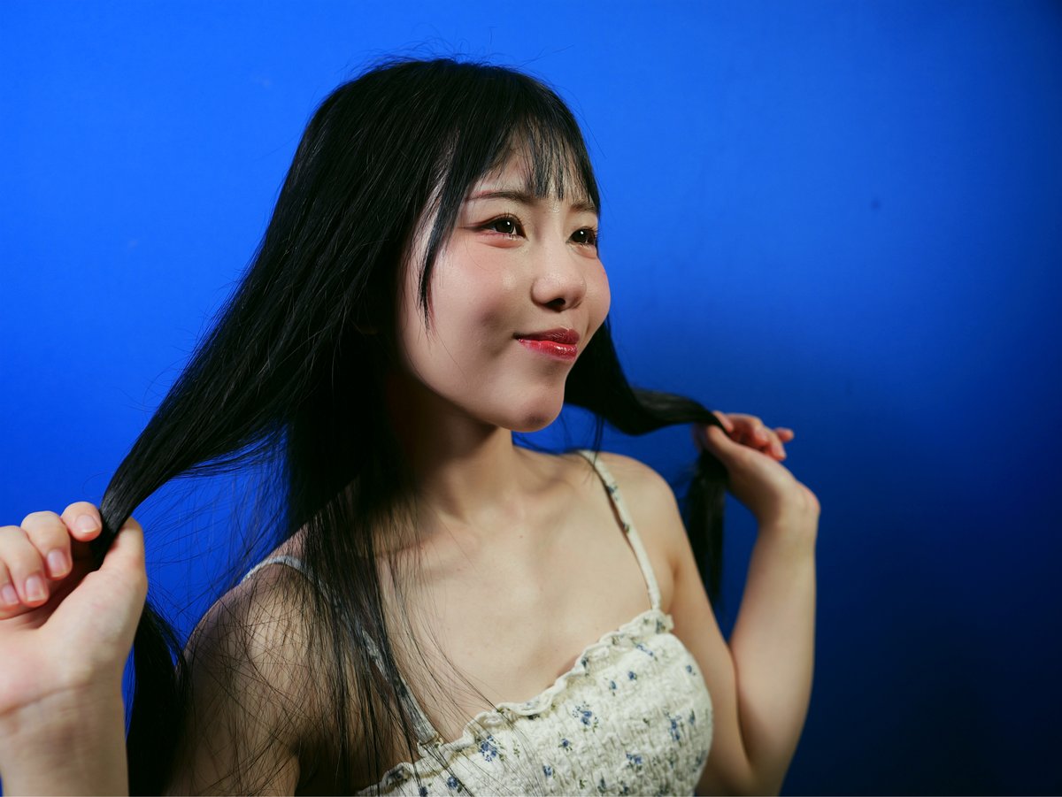 TokyoHarri's tweet image. Against a vivid blue backdrop, a Japanese woman radiates charm, playfully twirling her long, dark hair with confidence. Her floral dress adds a touch of whimsy, capturing Tokyo's vibrant nightlife spirit.

#TokyoNights #女性の魅力 #UrbanChic