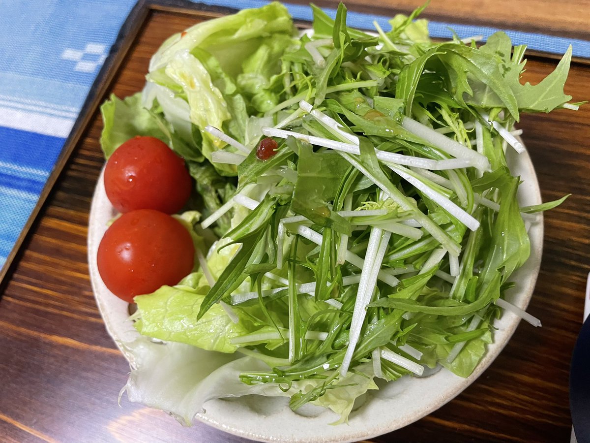 Tomo_Mrk3B01's tweet image. Thanks to some medicines, I’m almost back to normal from 4 days suck😌
Here’s a healthy set meal for dinner tonight, which consists of green &amp;amp; tomato salad and green bean noodle soup! Much enough for me. Let’s eat😋
#cookingathome 
#おうちごはん 
#twinglish 
#Twitter家庭料理