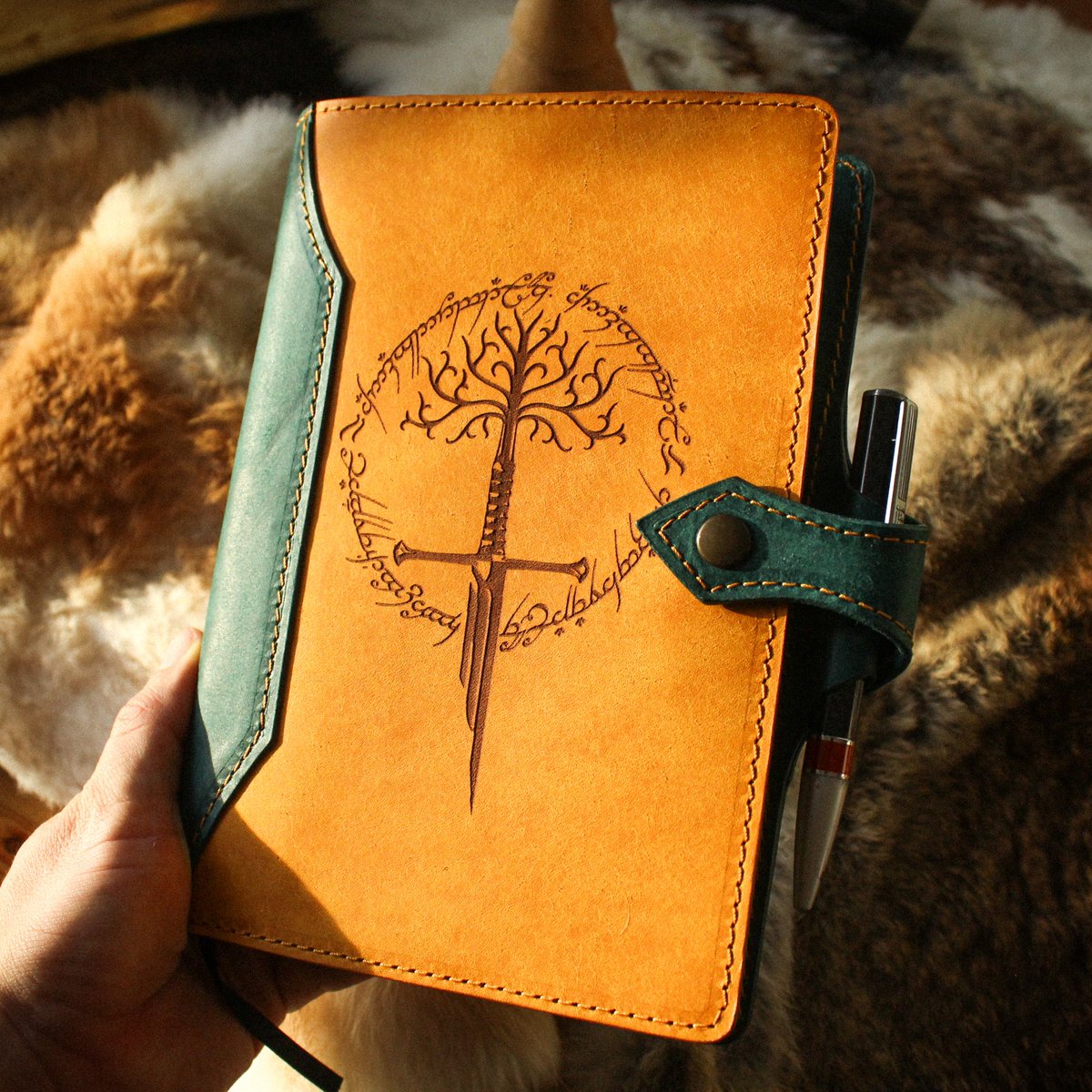 Echoppe_Franeau's tweet image. Vos avis sur cette nouvelle création ???

#artisan #leatherwork #handmade #tolkien #lotr