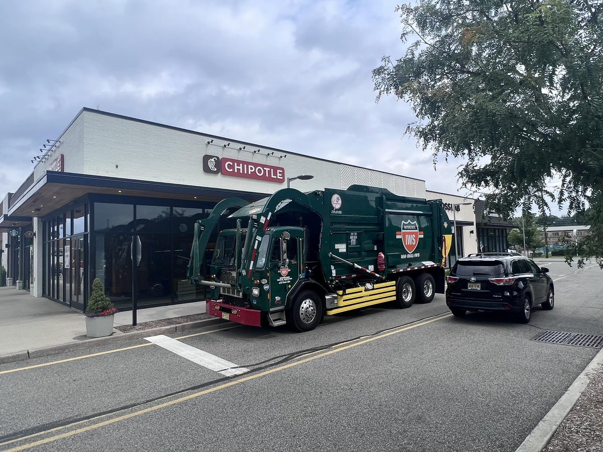 ActionCarting's tweet image. #Burritos for lunch anyone? What's your go to @ChipotleTweets order? 🌯 
Whatever you may be having for lunch today, enjoy it and don't forget to clean up responsibly. Those foil wrappers go in the trash, but the napkins and bowls can often be composted! ♻️
#Recycle #Chipotle
