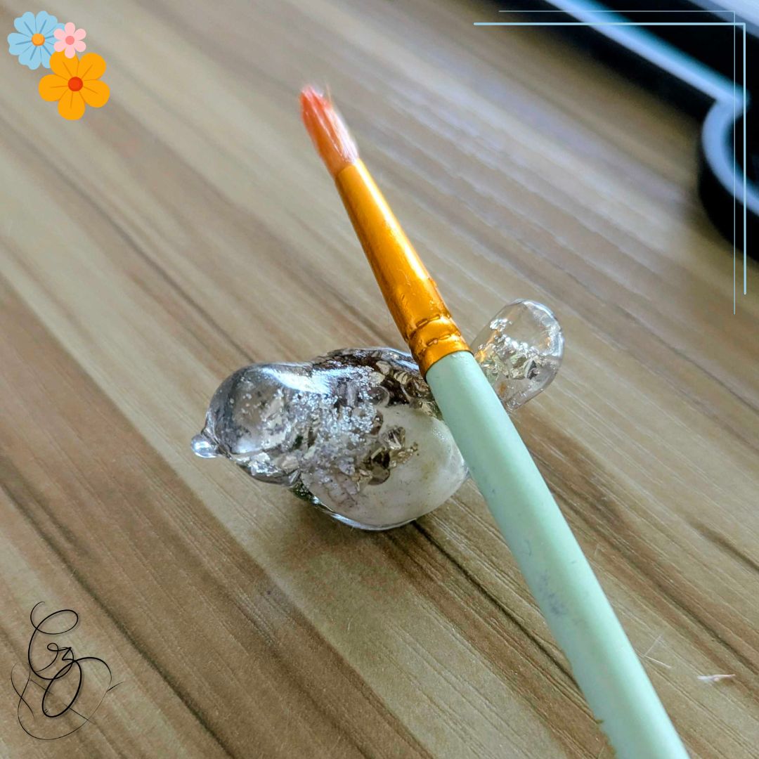 CaliUny's tweet photo. Un petit compagnon discret pour créer en toute sérénité 🎨✨

Repose-pinceau fait main en résine, à la fois pratique et délicat 🌿
Il garde ton pinceau propre… tout en ajoutant une touche lumineuse à ton atelier.

Parce que chaque détail compte dans les moments créatifs 💫 https://t.co/PhjHRIVhvv