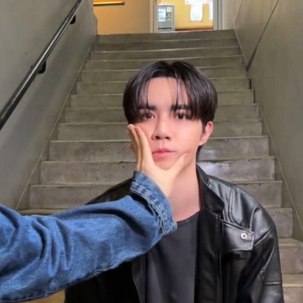 ‎𝗯𝗹𝘂𝗲 𝗽𝗲𝗮𝗰𝗵 ୧ · tweet media