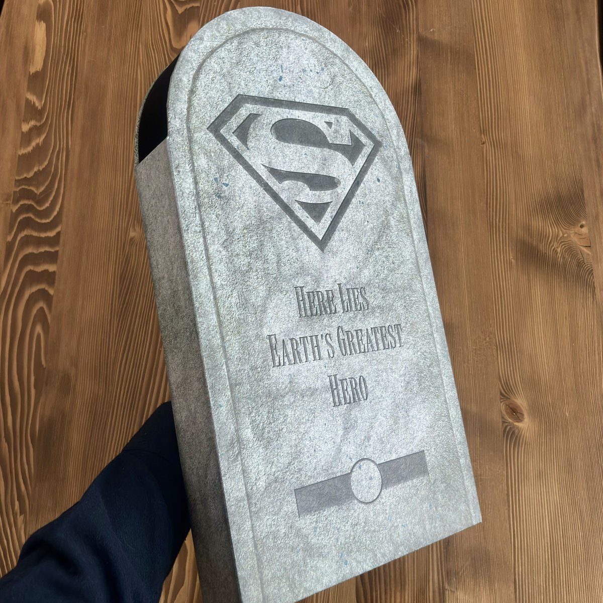 comic__adam's tweet photo. En ikonik Superman hikayesi olan Death of Superman, 1993 limitli çok özel bir edisyonla Absolute formatında yeniden basıldı. Tam bir yıl önce @presstijcizgi den sipariş vermiştim ve nihayet kavuştum. Edisyonun en önemli olayı cildin mezartaşı şeklinde kutuda olması. #superman https://t.co/DWyII1mVhm