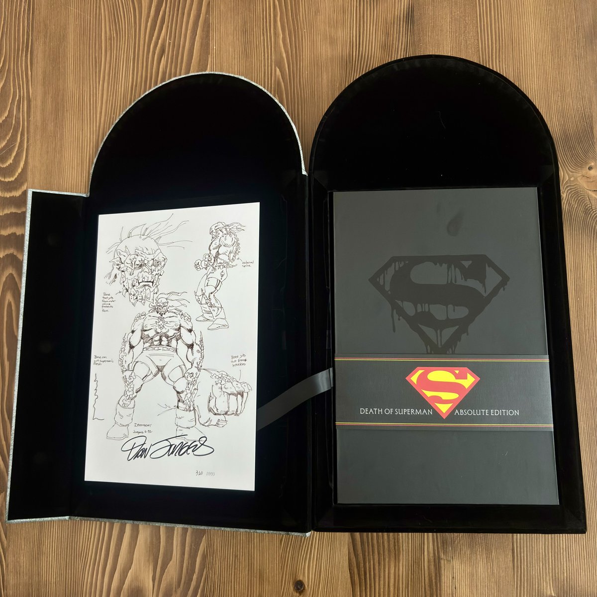comic__adam's tweet photo. En ikonik Superman hikayesi olan Death of Superman, 1993 limitli çok özel bir edisyonla Absolute formatında yeniden basıldı. Tam bir yıl önce @presstijcizgi den sipariş vermiştim ve nihayet kavuştum. Edisyonun en önemli olayı cildin mezartaşı şeklinde kutuda olması. #superman https://t.co/DWyII1mVhm