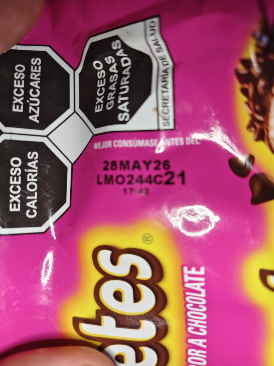Warpig23m's tweet photo. @Marinelamx soy 1 fanático empedernido de los "Bombonetes" porque me encanta la textura del malvavisco sobre una base de galleta cubierto con chocolate y en estos el malvavisco es duro como piedra. Al parecer no es un tema de caducidad pero me gustaría solicitar su apoyo. Gracias https://t.co/4W1T8tUp8g