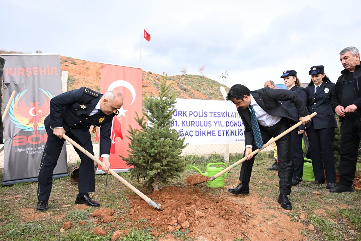 DemiryurekSefa's tweet photo. Türk Polis Teşkilatının 181. kuruluş yıldönümü ve #PolisHaftası vesilesiyle, Cumhuriyet Başsavcımız Sn. Oğuz Şükrü Ener ile birlikte @KirsehirEmniyet’e yaptığımız ziyarette, İl Emniyet Müdürümüz Sn. Dr. Mesut Görücü ve kıymetli çalışma arkadaşlarımızla beraber, tarihi şanla şerefle dolu Emniyet Teşkilatımızın 181 yılı anısına 181 fidanı Emniyet Müdürlüğümüz yerleşkesinde toprakla buluşturduk.
@TC_icisleri 
@EmniyetGM 
@KirsehirEmniyet 
#TürkPolisTeşkilatı181Yaşında🇹🇷