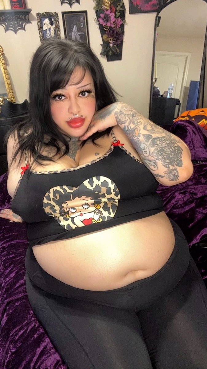 KristineKakes tweet media