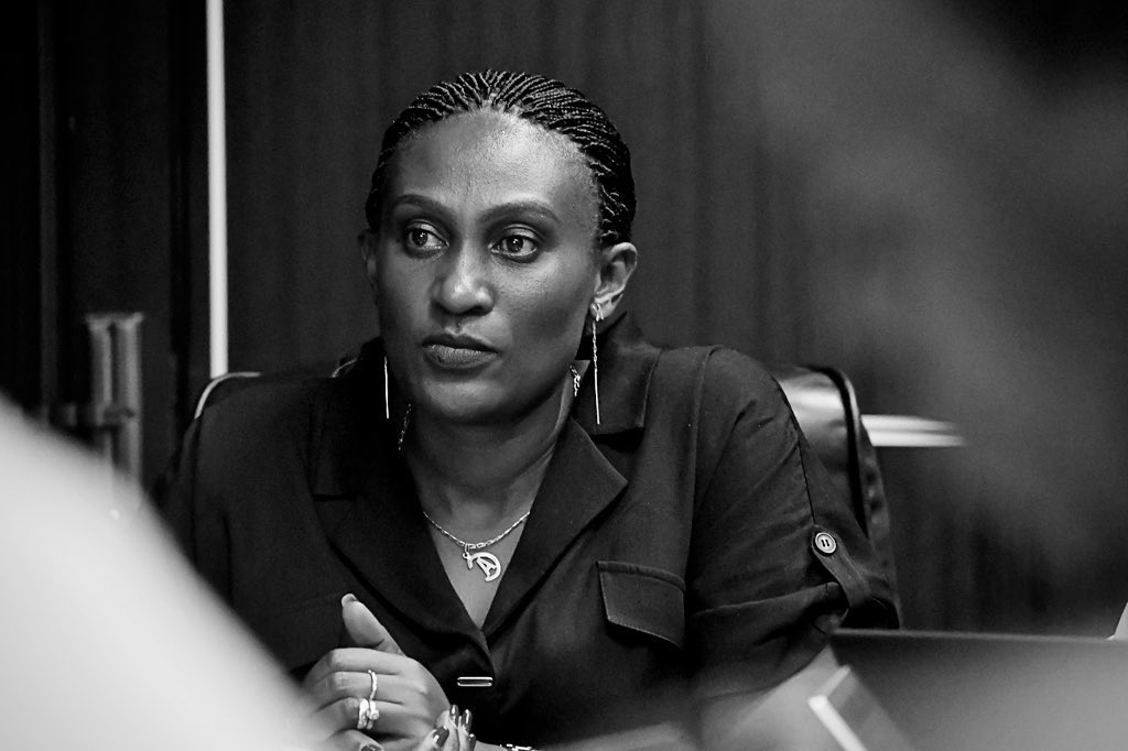 RwandaSouth's tweet image. Uyu mugoroba, biciye ku ikoranabuhanga, Guverineri @akayitesialice ayoboye inama iganira ku mishinga y'iterambere #LED iri mu Turere. iyi nama iri  kurebera  hamwe ishyirwa mu bikorwa ry’iyi mishinga, imbogamizi zihari n’ingamba zo kuyihutisha.