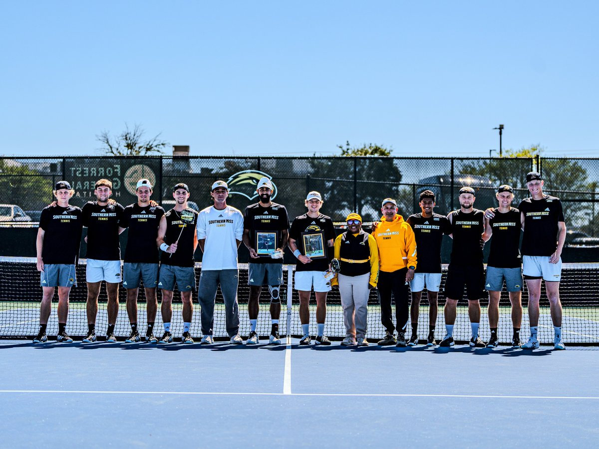 Celebrating our two seniors today 🎾

#SMTTT