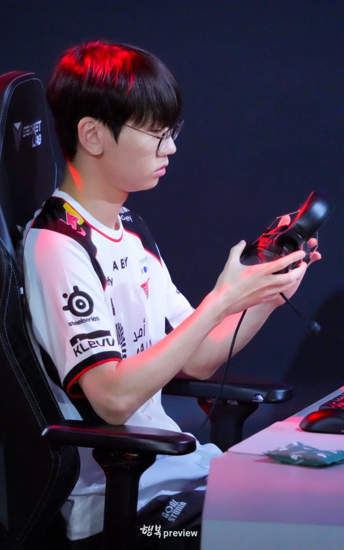 happiness_FD's tweet photo. 260408 LCK R1 T1 vs GEN
📸 preview 🐿👍

수고 많았어 내 선수! 
다음 경기는 꼭 🔥

#T1 #도란 #doran #최현준 https://t.co/EJAjZpMmHk
