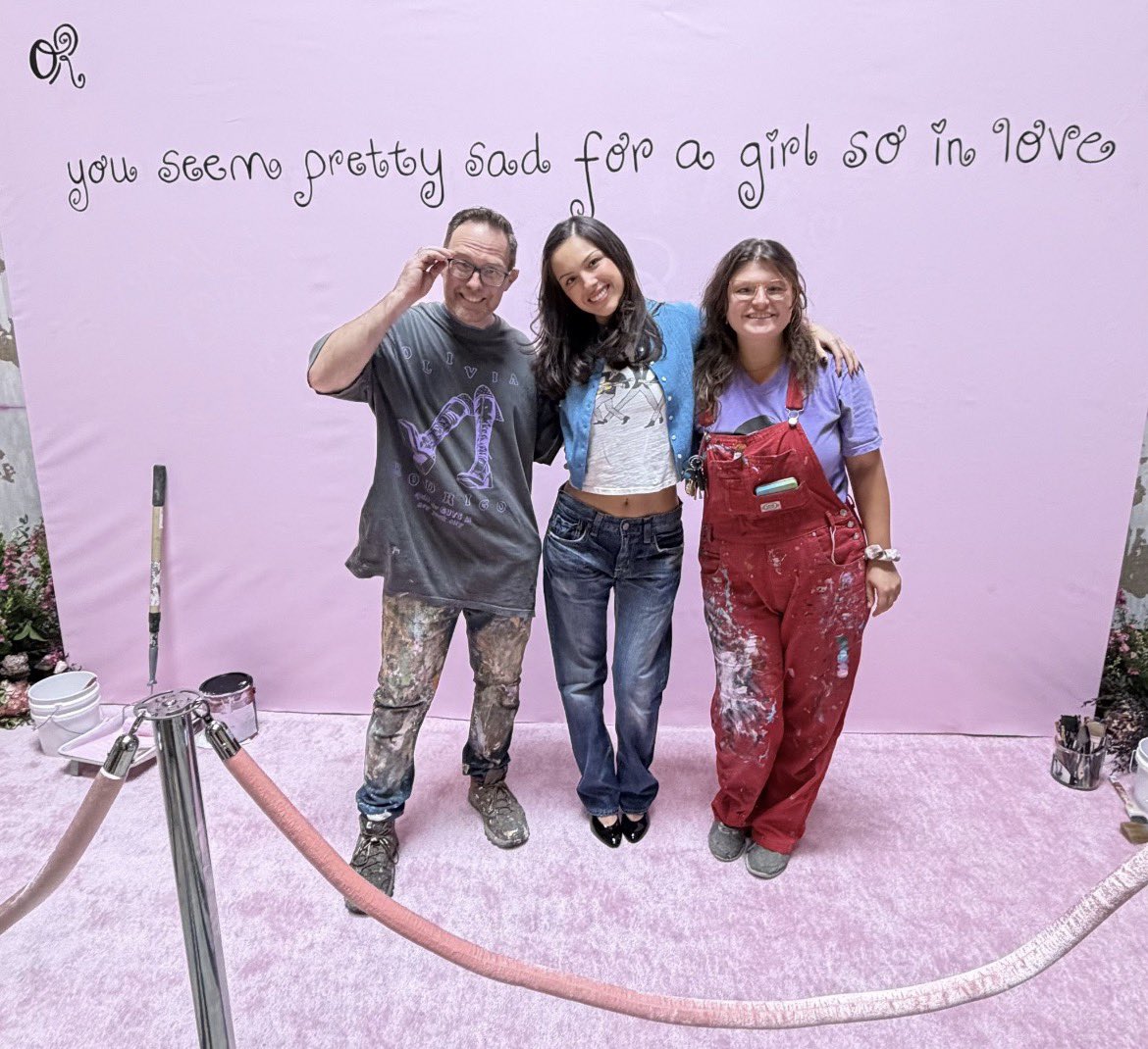 OUruguay5537's tweet photo. Olivia Rodrigo en una nueva foto junto a los artistas pintores del icónico muro rosa de you seem pretty sad for a girl so in love. 🎨💗 https://t.co/wUIzGwZkdd