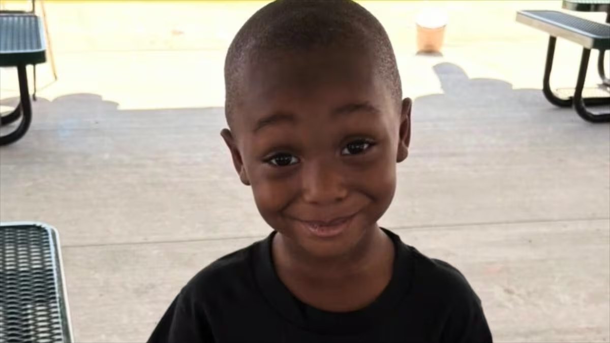 GAFollowers's tweet image. A 3 y/o, Armani Lyons, was fatally shot in his 70 y/o babysitter’s Atlanta apartment. 

Police say others were present, and it’s unclear if the gunfire came from inside or outside; his grandmother called the loss devastating and urges anyone with information to come forward.