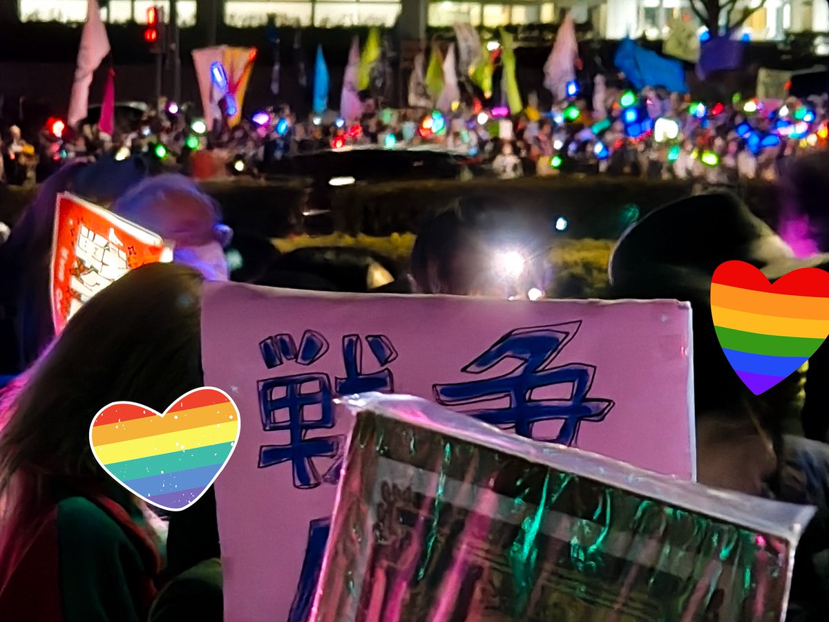 Bugs_m's tweet photo. 毎日心塞がれる様なニュースの続く中､十余年ぶりの国会前に行ってきました。若い方がとても多くて、初めて振ったペンライトのアイデアも素晴らしくて、ちょっと嬉しくなりました。

#平和憲法を守る0408
#憲法改悪反対 https://t.co/lTyEJ1p68p