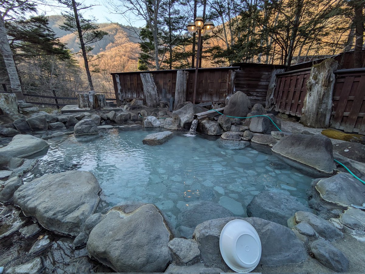 Ageo08644259's tweet photo. ゴ🎥♨️聖地巡礼に行く時の注意点！
観光地のホテルとは違う秘湯なのでご注意ください

・周りに商店が全くなく売店もスナック菓子やカップラが多少あるだけなので、飲み物等はかなり手前の段階で購入するのがオススメ
・カメムシが部屋にもかなり出るので自分でガムテで捕ること
↓
※📷️許可済 https://t.co/TjBw4V1HSj
