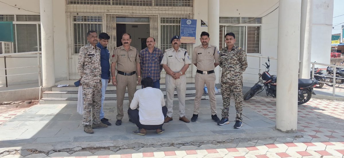 थाना भांडेर पुलिस ने हत्या के मामले में फरार आरोपी को मात्र 3 दिन में गिरफ्तार किया।

मुख्य आरोपी मूबीन मंसूरी को चिरगांव रोड बाईपास से गिरफ्तार किया और न्यायालय में पेश कर जेल भेजा।

#MPPolice
#DatiaPolice
#दतिया