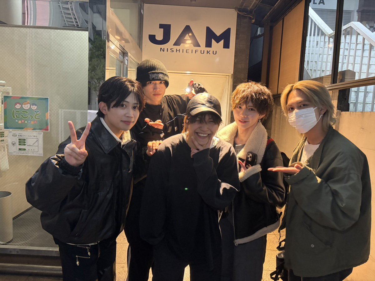 TATSUYA_NET_JP's tweet photo. but,,smile
ありがとうございます🥴

しょうへい卒業おめでとう！
短い間だったけど一緒に歌えて踊れて楽しかったよ！また会おう🕺 https://t.co/dDP2wfgTAk