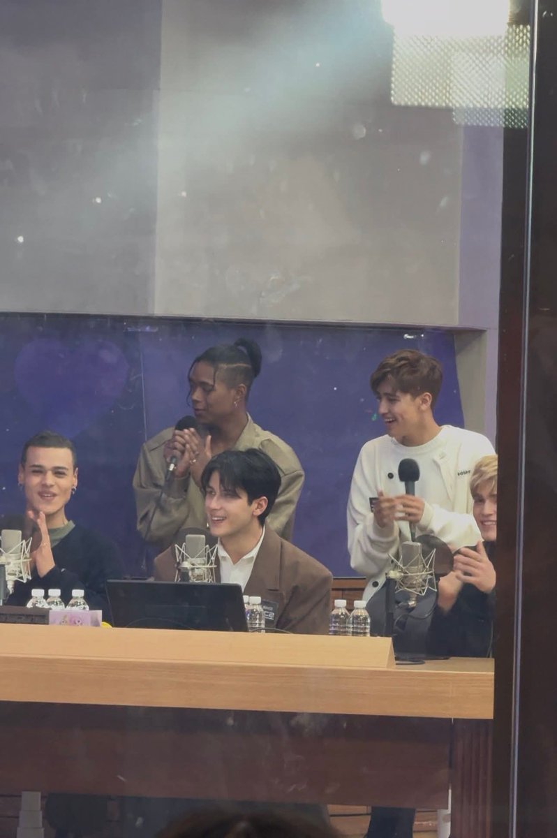 _lvstbv5_'s tweet photo. De pura coincidencia me encontré en fb a la chica que le gritó a Kenneth “ARRIBA VERACRUZ” en el live de IDOL RADIO, e hizo que Kenneth le respondiera y pusiera en alto a Veracruz y a México. QUÉ HERMOSO. 😭😭🫶🏻🇲🇽✨ https://t.co/qasWWHe6BX
