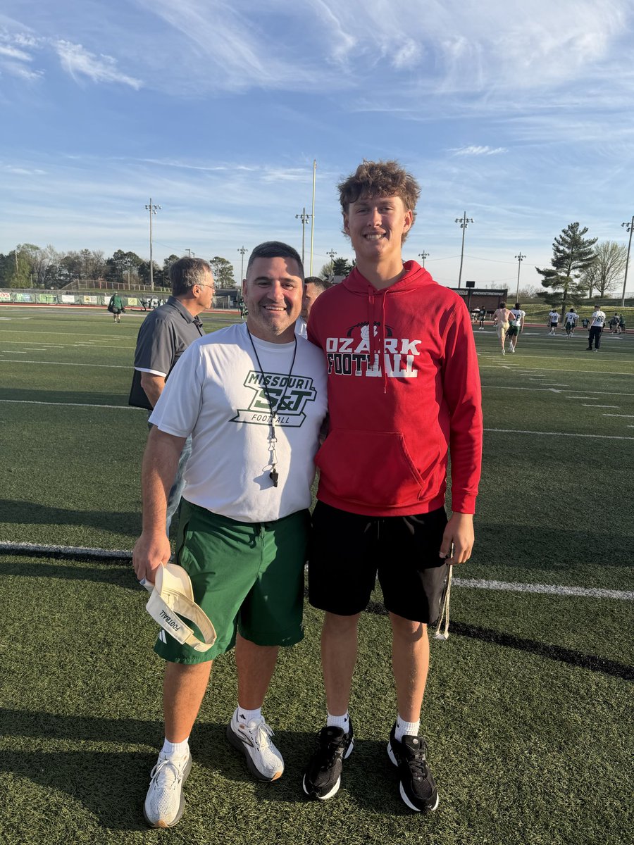mereck_p's tweet photo. Big thanks to @CoachOeser @Coach5000Watts and @coachball_FB for having me out for a great visit.
@Ozarkfb_recruit @OzarkTigersFB @Southwest7v7 @JPRockMO @The_onlyAjReed @PrepRedzoneMO https://t.co/LhDVj75qHN