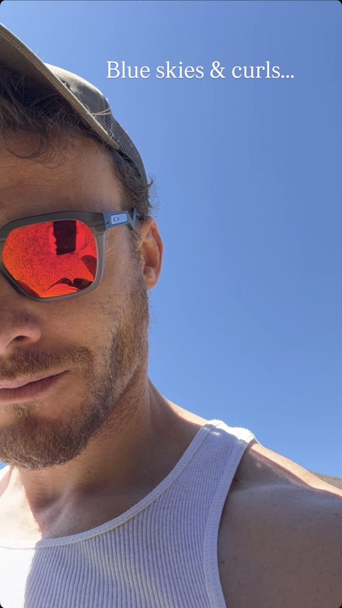 Nueva foto de Kerem Bürsin disfrutando del sol, que el actor ha compartido en su cuenta de instagram con el texto “cielos azules y rizos”
 #KeremBürsin