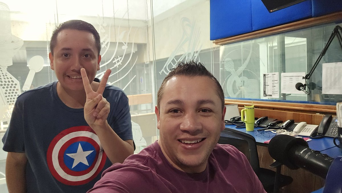 omar_machain's tweet photo. 💥 #Detonadores, este miércoles en #ZONAdeConexión los acompaño con 1 hora de #Complacencias a través de @ZONA3Noticias 📻 🎙 🎶
Manifiéstense con el hashtag👇
#SiRegresaraElTiempo...
🔴 AL AIRE de 10 a 11AM 🎧🎶🎵
#ZONA3Música 🎶
🤳 Una selfie con Carlos, el capitán América https://t.co/M6iAHjU0iN
