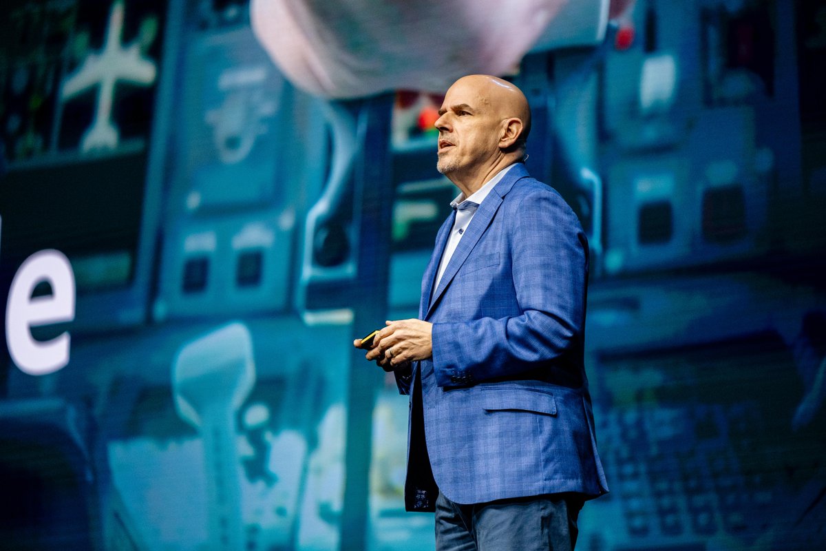javierisaai's tweet photo. Oracle CEO Mike Sicilia's keynote at #AIWorld Tour London focused on the company's speed of AI innovation, with AI built-in, not bolted-on, at every layer. 

Find out more in Enterprise Times: https://t.co/YfRumvtiwi https://t.co/zyagETg8pW