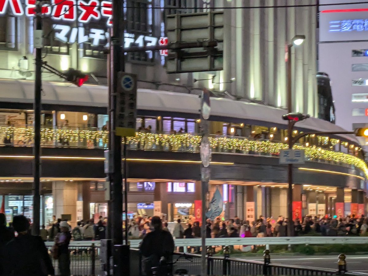 参加した！平日の夜だというのに、たくさんの人で溢れてた。ひとりの人間としてそうすべきと思い、行動したのは皆そうやと思います。各々、さまざまな色を灯しております。戦争反対。塗りつぶし、冷ややかに笑う君も殺されてほしくありません。

#平和憲法を守る0408
#平和憲法を守る0408大阪