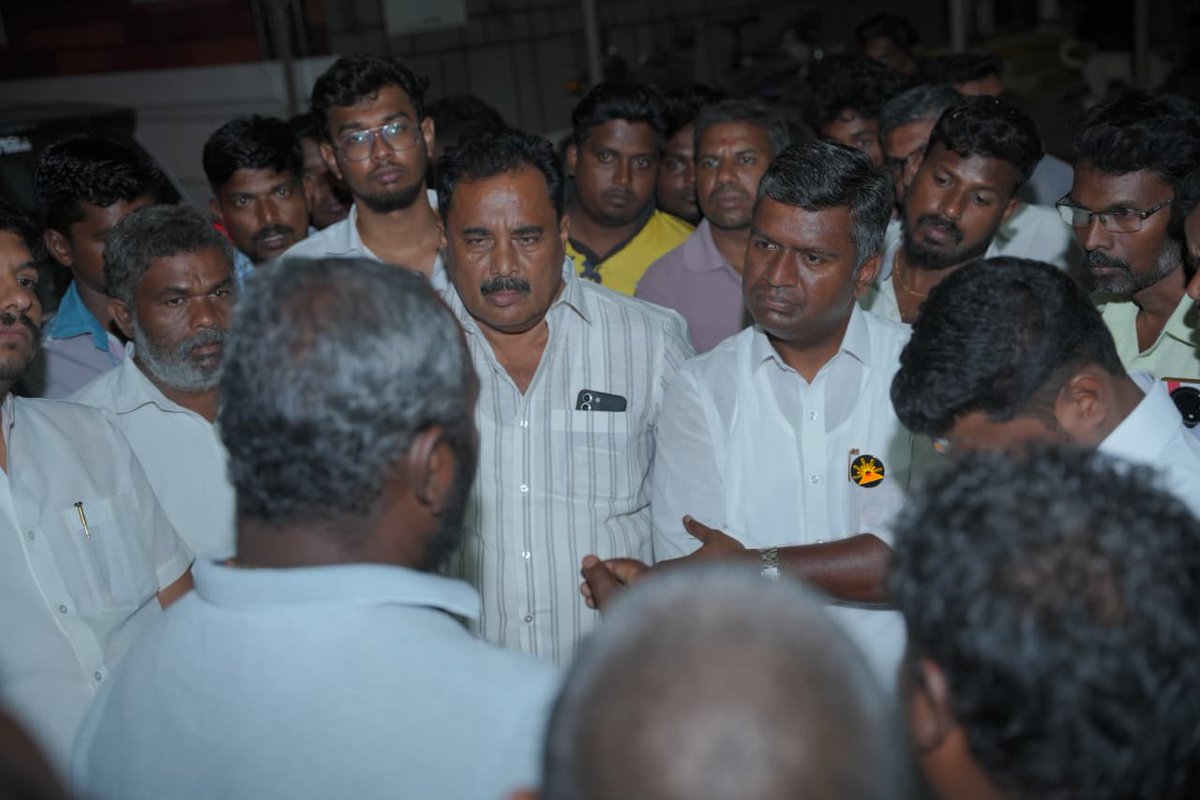 drtharun's tweet photo. மதசார்பற்ற முற்போக்கு கூட்டணியின் திராவிட முன்னேற்றக் கழக வீரபாண்டி சட்டமன்ற தொகுதியின் வெற்றி வேட்பாளர் மருத்துவர் 
திரு.ஏ.கே.தருண்.MS.(Ortho).MBA., அவர்கள் பனமரத்துப்பட்டி ஒன்றியம் நெய்க்காரப்பட்டி ஊராட்சி,மலங்காடு பொதுமக்களை நேரில் சந்தித்து கழக அரசின் சாதனைகளை எடுத்துரைத்து உதயசூரியன் சின்னத்திற்கு தீவிர வாக்கு சேகரித்தார் நிகழ்வில் ஒன்றிய கழக செயலாளர் திரு. உமாசங்கர் கழக நிர்வாகிகளும் உடன் இருந்தனர்

நம்ம வீரபாண்டியில்...!🔥💥
உதயசூரியன் உதிக்கட்டும்...!🌄

 #ஸ்டாலின்_தொடரட்டும்  
#தமிழ்நாடு_வெல்லட்டும் #VoteForDMK #Vote4Tharun #Tharun4Veerapandi #DMK4Veerapandi