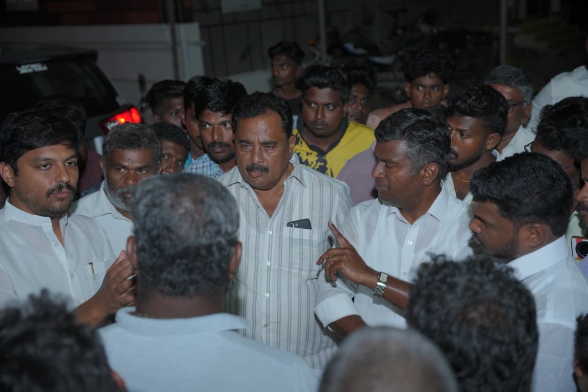 drtharun's tweet photo. மதசார்பற்ற முற்போக்கு கூட்டணியின் திராவிட முன்னேற்றக் கழக வீரபாண்டி சட்டமன்ற தொகுதியின் வெற்றி வேட்பாளர் மருத்துவர் 
திரு.ஏ.கே.தருண்.MS.(Ortho).MBA., அவர்கள் பனமரத்துப்பட்டி ஒன்றியம் நெய்க்காரப்பட்டி ஊராட்சி,மலங்காடு பொதுமக்களை நேரில் சந்தித்து கழக அரசின் சாதனைகளை எடுத்துரைத்து உதயசூரியன் சின்னத்திற்கு தீவிர வாக்கு சேகரித்தார் நிகழ்வில் ஒன்றிய கழக செயலாளர் திரு. உமாசங்கர் கழக நிர்வாகிகளும் உடன் இருந்தனர்

நம்ம வீரபாண்டியில்...!🔥💥
உதயசூரியன் உதிக்கட்டும்...!🌄

 #ஸ்டாலின்_தொடரட்டும்  
#தமிழ்நாடு_வெல்லட்டும் #VoteForDMK #Vote4Tharun #Tharun4Veerapandi #DMK4Veerapandi