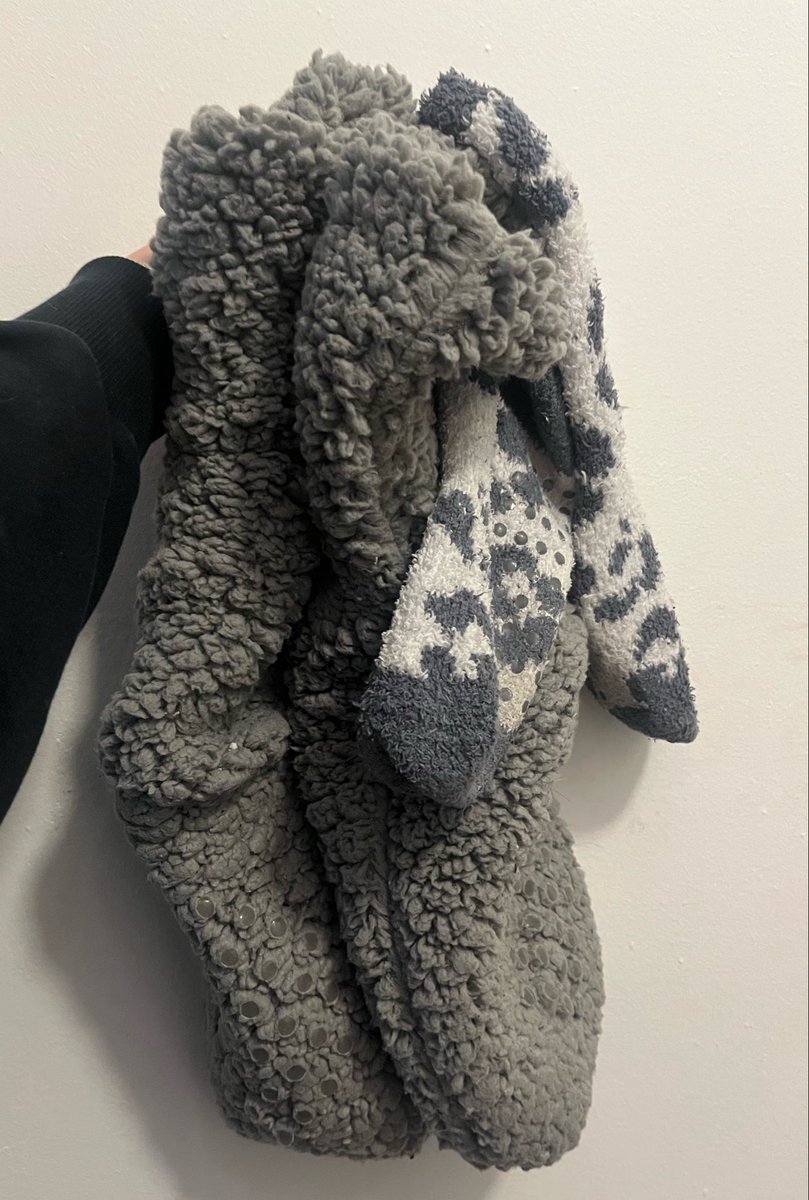GoddessL___'s tweet photo. Fluffy socks 
1 paar €30 
2 paar €50 

Beide zeer afgedragen. Kan anoniem naar pakketautomaat. 

#feetdom #footfetish #footlovers #sockslave #goddess #fluffysocks https://t.co/J5y1cNtauu