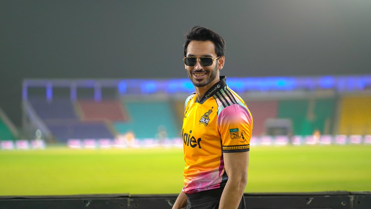 PeshawarZalmi's tweet photo. Look who’s here to back the YellowStorm 💛👀

Our very own Dilon ka Wazir, @isaifalikhann in the house 🏟️🔥

#RiseofZalmi #Zalmi #YellowStorm #HKvPZ https://t.co/4ll9t5xfD7