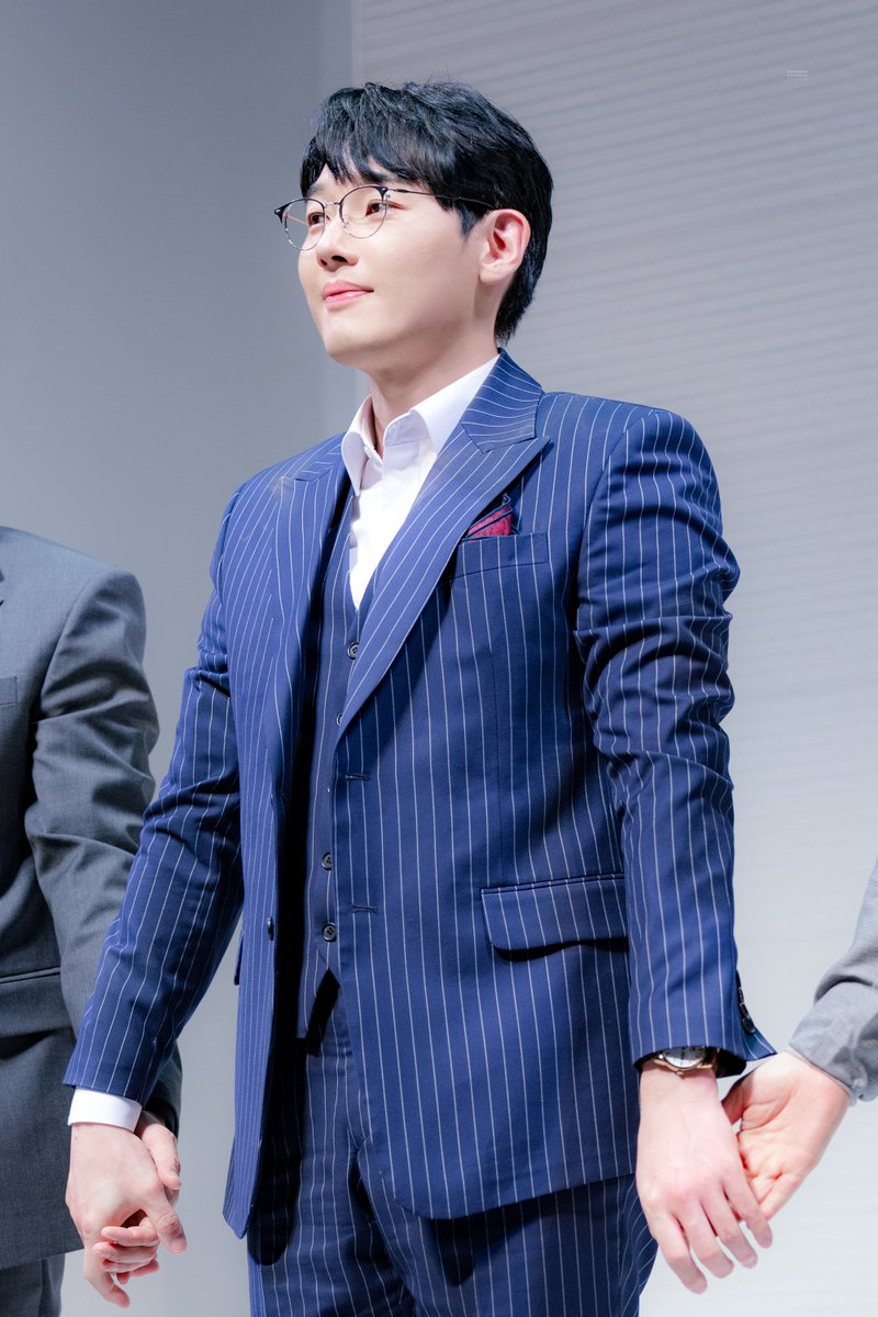 260408 밤 아트 커튼콜

세르주 | #김도빈