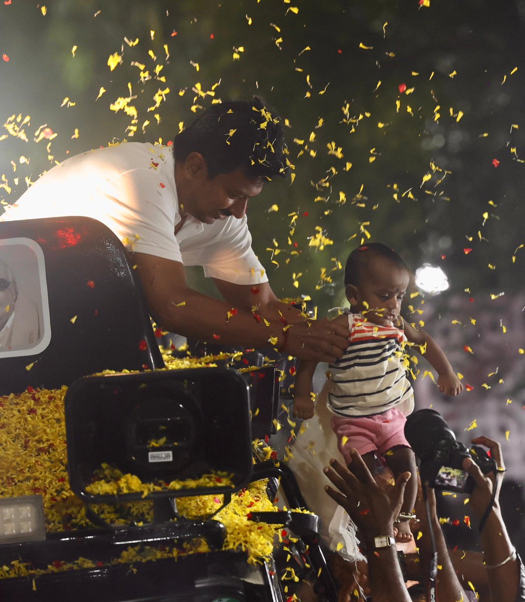Udhaystalin's tweet photo. சென்னையின் அடையாளங்களில் ஒன்றான எழும்பூர் தொகுதியின் வெற்றி வேட்பாளரான அன்பு சகோதரர் @PrasannaTamilan-விற்கு ஆதரவாக பிரச்சாரம் மேற்கொண்டோம்.

சமூக நீதி கொள்கையை அடிப்படையாக கொண்டு திராவிட மாடல் அரசால் செயல்படுத்தப்பட்டுள்ள மக்கள் நலத்திட்டங்கள் தொடர்ந்திட கழக கூட்டணிக்கு ஆதரவளிக்குமாறு மக்களிடம் அன்போடு கேட்டுக்கொண்டோம்.

தமிழ்நாட்டின் DNA வை மாற்றத்துடிக்கும் NDA வை வீழ்த்தி தமிழ்நாட்டின் தனித்துவத்தை பாதுகாப்போம்!

வெல்வோம் ஒன்றாக.

#DMK4TN #VoteForDMK #ஸ்டாலின்_தொடரட்டும்‌  #தமிழ்நாடு_வெல்லட்டும்
