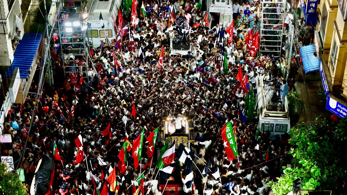Udhaystalin's tweet photo. சென்னையின் அடையாளங்களில் ஒன்றான எழும்பூர் தொகுதியின் வெற்றி வேட்பாளரான அன்பு சகோதரர் @PrasannaTamilan-விற்கு ஆதரவாக பிரச்சாரம் மேற்கொண்டோம்.

சமூக நீதி கொள்கையை அடிப்படையாக கொண்டு திராவிட மாடல் அரசால் செயல்படுத்தப்பட்டுள்ள மக்கள் நலத்திட்டங்கள் தொடர்ந்திட கழக கூட்டணிக்கு ஆதரவளிக்குமாறு மக்களிடம் அன்போடு கேட்டுக்கொண்டோம்.

தமிழ்நாட்டின் DNA வை மாற்றத்துடிக்கும் NDA வை வீழ்த்தி தமிழ்நாட்டின் தனித்துவத்தை பாதுகாப்போம்!

வெல்வோம் ஒன்றாக.

#DMK4TN #VoteForDMK #ஸ்டாலின்_தொடரட்டும்‌  #தமிழ்நாடு_வெல்லட்டும்