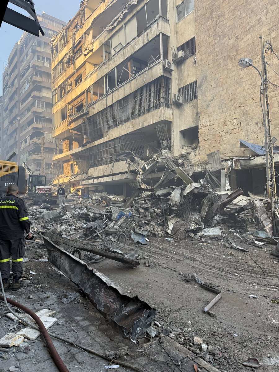 Mahmoud_Hasano's tweet photo. غارات عنيفة على بيروت اليوم دمرت عدة ابنية في هجوم هو الاعنف منذ بدء الحرب

Heavy airstrikes on Beirut today destroyed several buildings in the most violent attack since the start of the war https://t.co/ei7OsER2kM