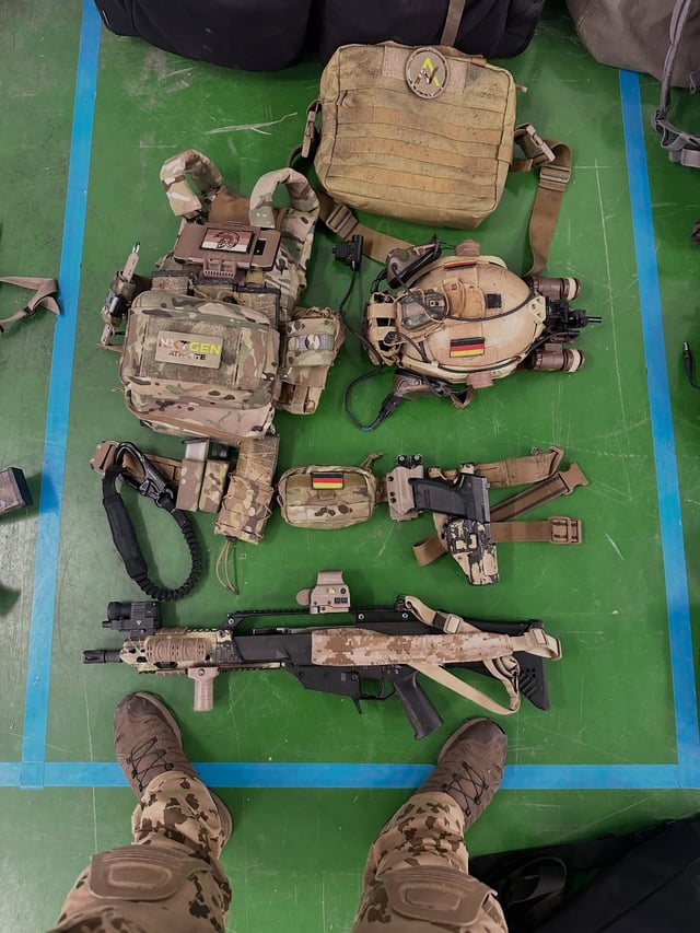 tacticalporn's tweet image. 🇩🇪EGB

🚩HK G36K con:
-🎯EOTech EXPS3
-🔦Luz/Laser Rheinmetall LLM-01
- Guardamanos HK SlimLine l
- Culata HK IDZ

🚩HK USP Standard

🚩🪖Hexonia FAST con:
-🎧Peltor Comtac XPI
- Binoculares VN Theon Mikron
- Strobo HelStar

🚩Portaplacas Ferro FCPC V5