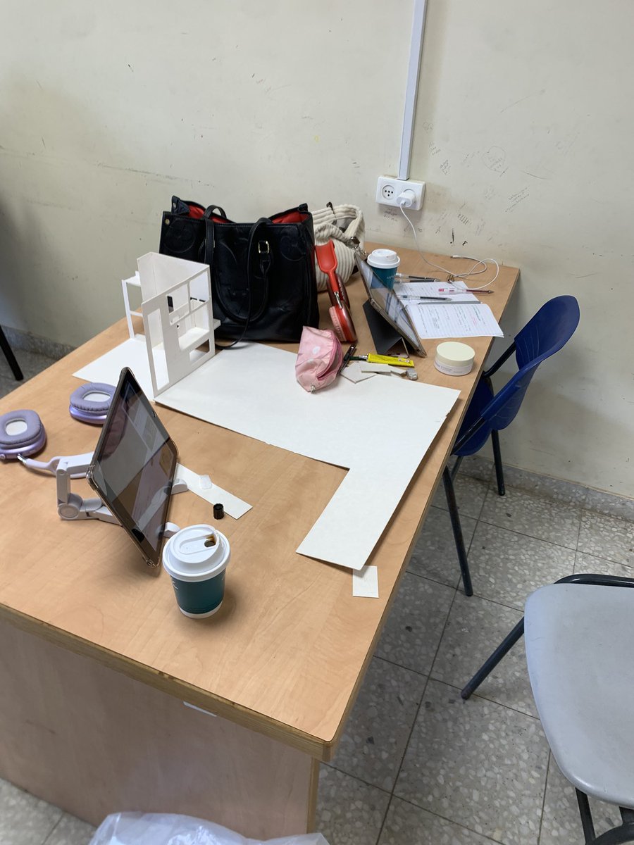 طاولتنا الي بكل غباء بنخليها هيك وبنقوم نلف كل الجامعة🌷