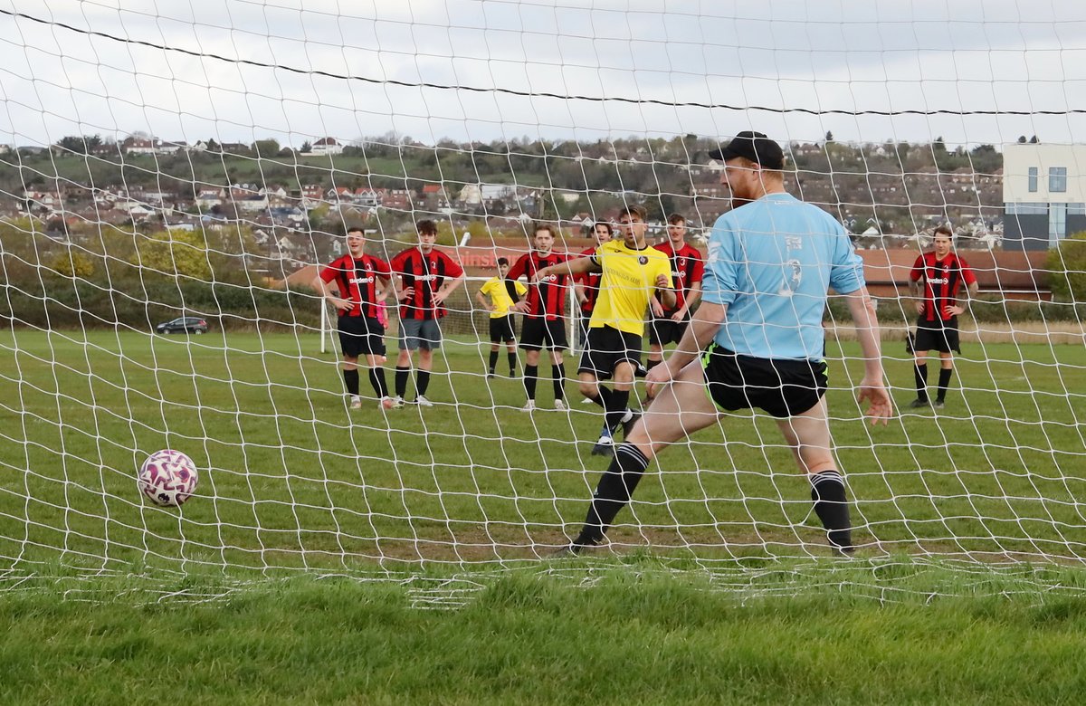 ParksFooty's tweet photo. Division 6 match between Barden & AFC Southsea at Farlington 06.04.26 (11:15 k/o)
Photos at https://t.co/xIBqNydQY5
@the_portsmouth #copsl #parksfootball #grassrootsfootball #sundayleaguephotos https://t.co/sGcrKx9S88