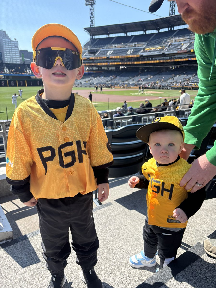 AnnieHecht18's tweet photo. Career game number 30 and 10 for these Bucco fans! #LetsGoBucs @Pirates @theFortMcKenry @gbrowniepoints https://t.co/y0Sm4DcnCJ