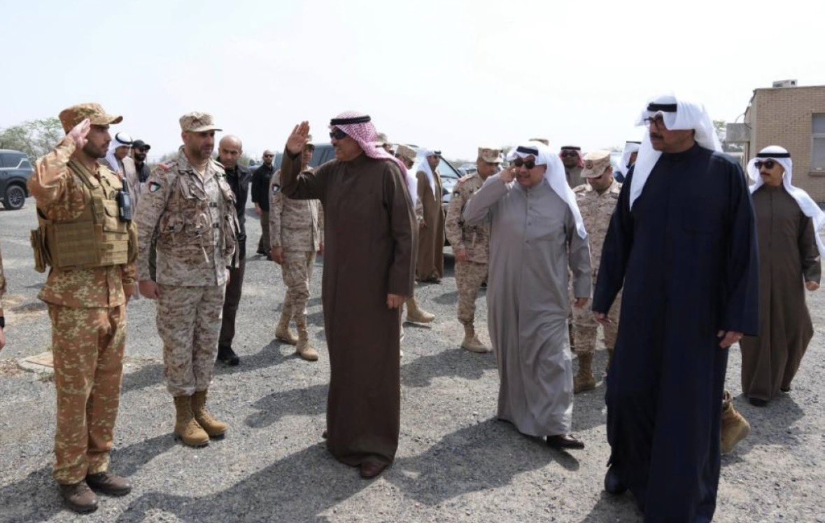 alhamlan33's tweet photo. شتّان بين من يدفع بشعبه إلى مواقع الخطر ليكونوا دروعًا أمام المواقع المستهدفة، بينما تختبئ قيادته في الملاجئ تحت الأرض خوفًا على نفسها، وبين حكومة الكويت التي تدعو المواطنين والمقيمين إلى البقاء في منازلهم حفاظًا على سلامتهم، فيما تقف القيادة في الصفوف الأمامية مع قواتنا الباسلة تقود وتواجه.