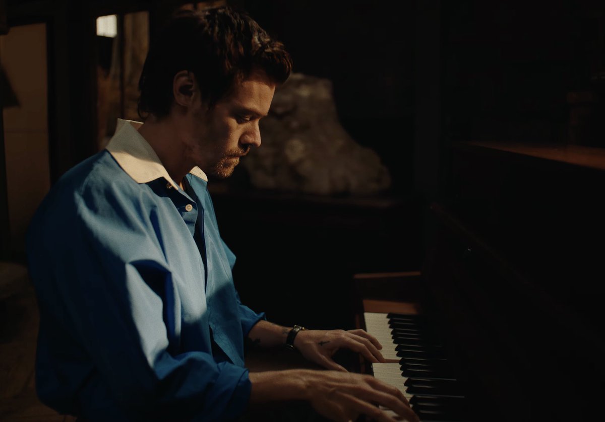HarryMexOficial's tweet photo. Harry interpretando Carla’s Song en el Museé Bourdelle de París 🇫🇷

Puedes verlo aquí: https://t.co/sLFN0UiSFo https://t.co/XKmxaS1Cyp