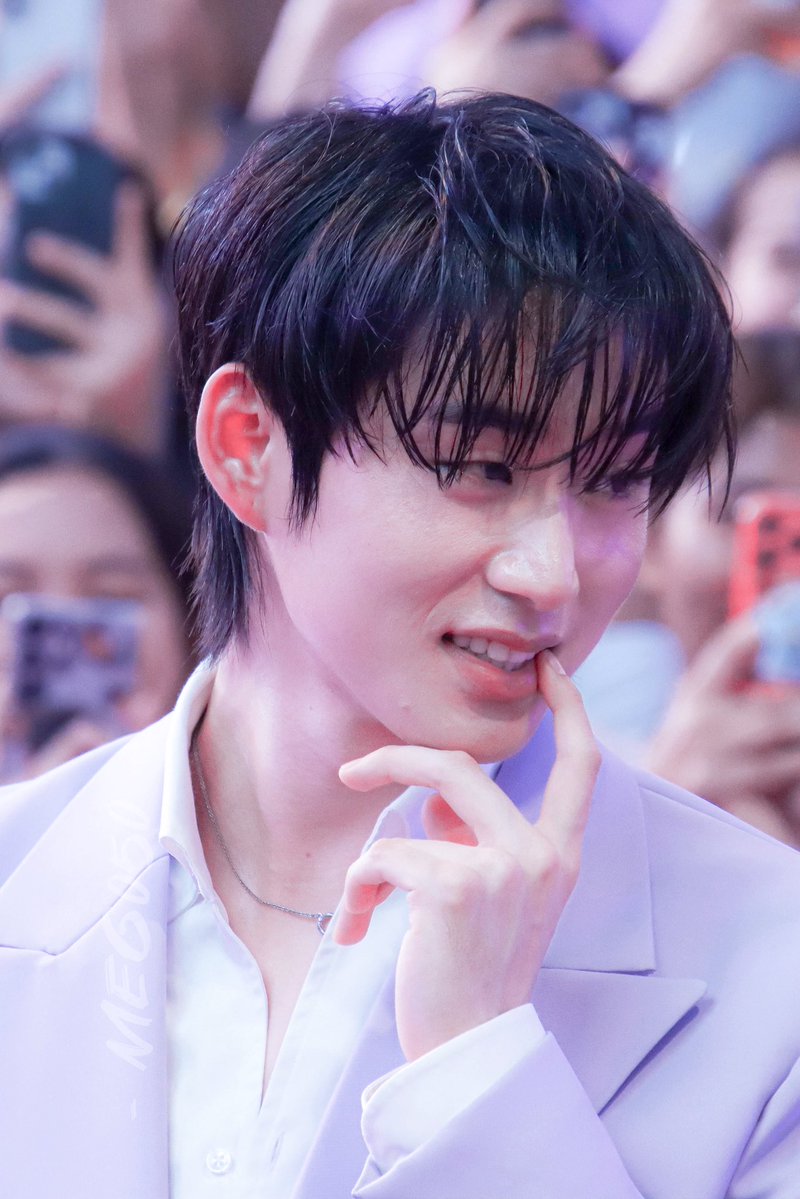 meG. | 🌃 tweet media