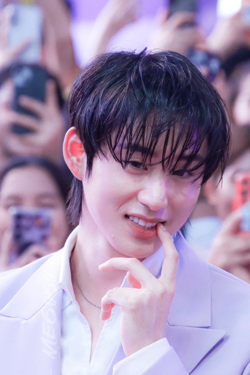 meG. | 🌃 tweet media