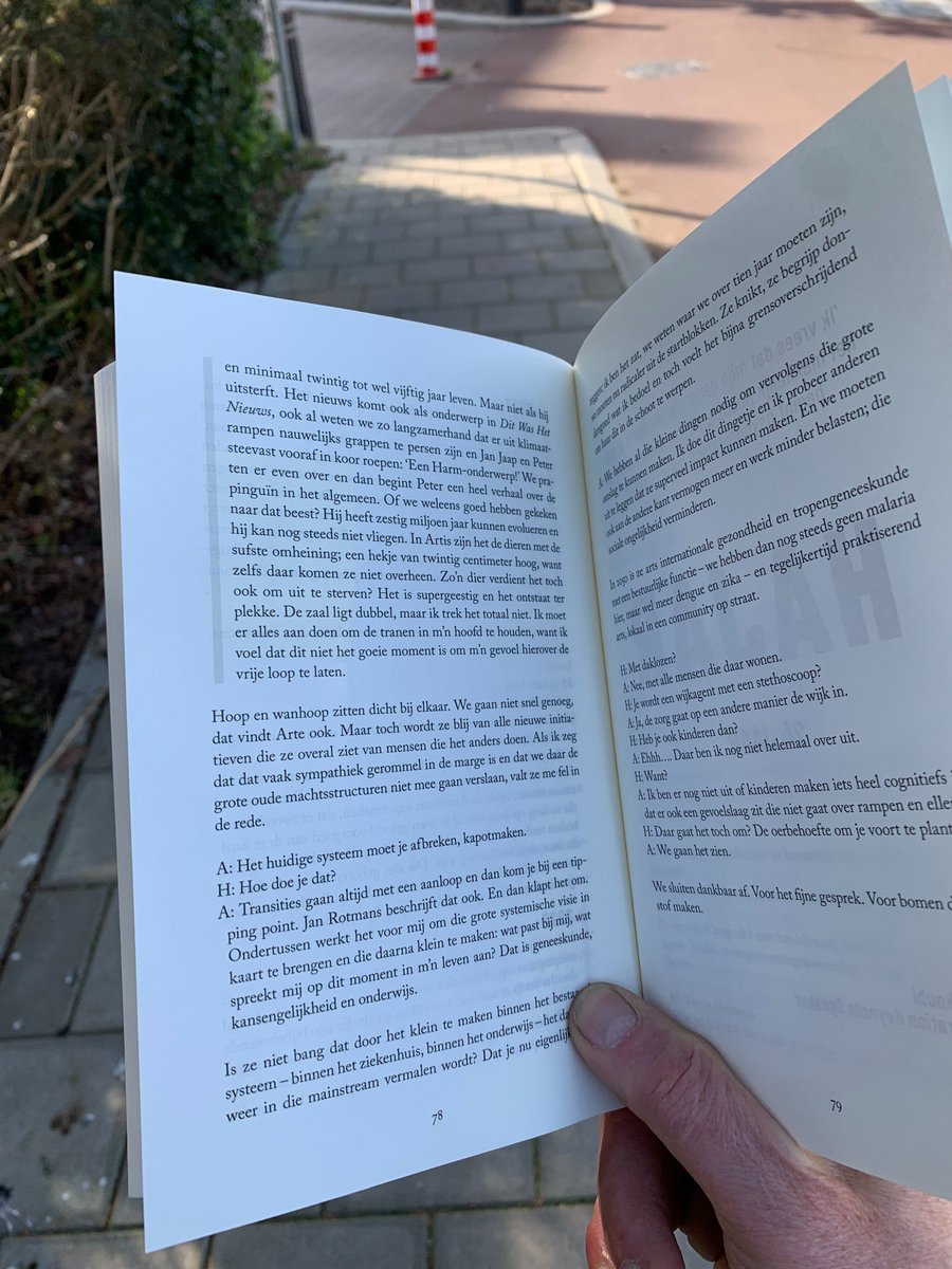 fredsteenbergen's tweet photo. Wandelend, al lezend naar huis.
Niet veel schrijvers krijgen dat bij mij voor elkaar.
@Harm__Edens wel.

"De belangrijkste vragen van je leven". https://t.co/d2wzox1Oeu