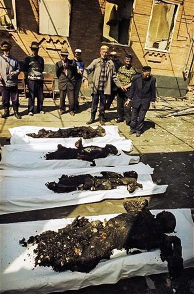 hashacibi's tweet photo. 7-8 Nisan 1995'de #rus birlikleri #Çeçen köyü #Samashki'yi yaktı!
Uluslararası Kızılhaç Komitesi (ICRC), Uluslararası Af Örgütü ve #Samashki'deki görgü tanıklarına göre #rusya, aralarında kadın ve çocukların da olduğu 300'den fazla sivili katletti.
#Bucha'dan önce #Samashki vardı https://t.co/L3ByMNjQDI