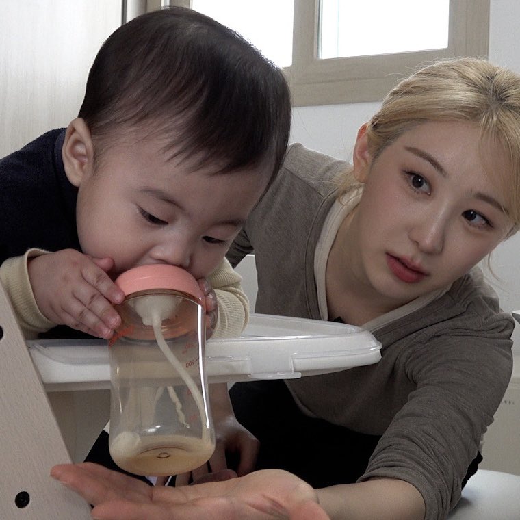 cc_chaeyeon2's tweet image. 육아육아 채연이 1기 아가 민주에 이어 
2기 아가 ㅇㅈ이를 돌보았는데요!! 
밥 먹을 때 가장 적극적인 귀염둥이 ㅇㅈ이는 
이번주 토요일 4/11 만나보실 수 있습니다🍼
많관부✨

#이채연 #LEECHAEYEON #イチェヨン 
#캐릭캐릭채연이 #캐캐채 #육아육아채연이