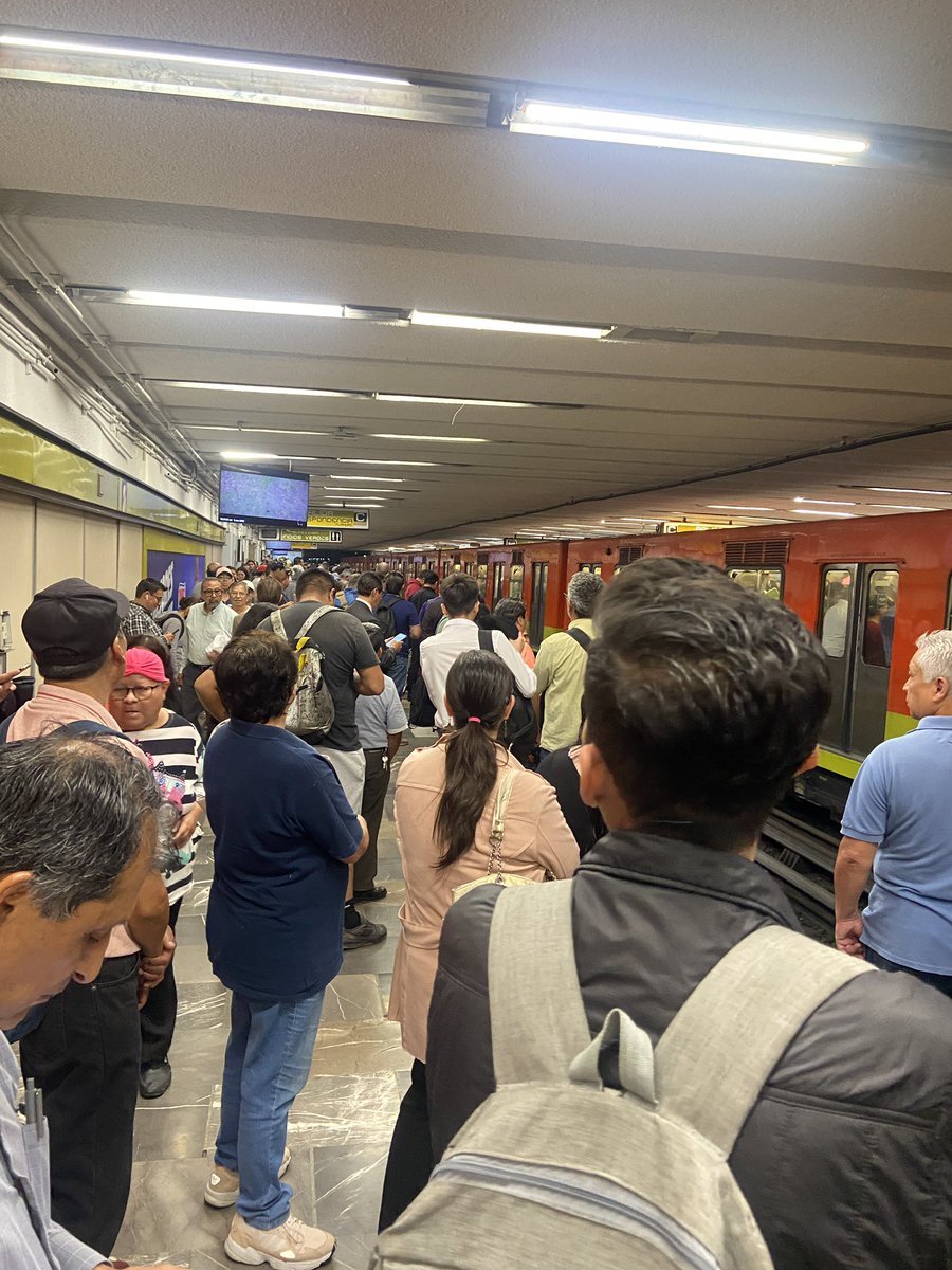 Adrián Rubalcava tu de vacaciones y el <a href="/MetroCDMX/">MetroCDMX</a> un caos 🤬si no puedes con el cargo R E N U N C I A!