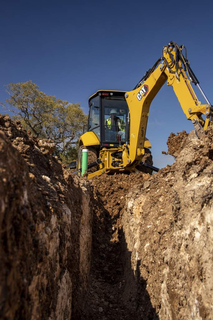 ConstructionEqt's tweet image. Backhoes aren’t going anywhere. @CaterpillarInc breaks down the 2026 market — units like the 416 and 450 — plus trends in attachments, controls, and the CTL vs. mini-ex debate. One machine. A lot of jobs.

👉 bit.ly/4bFjXGp

#ConstructionEquipment #Backhoes