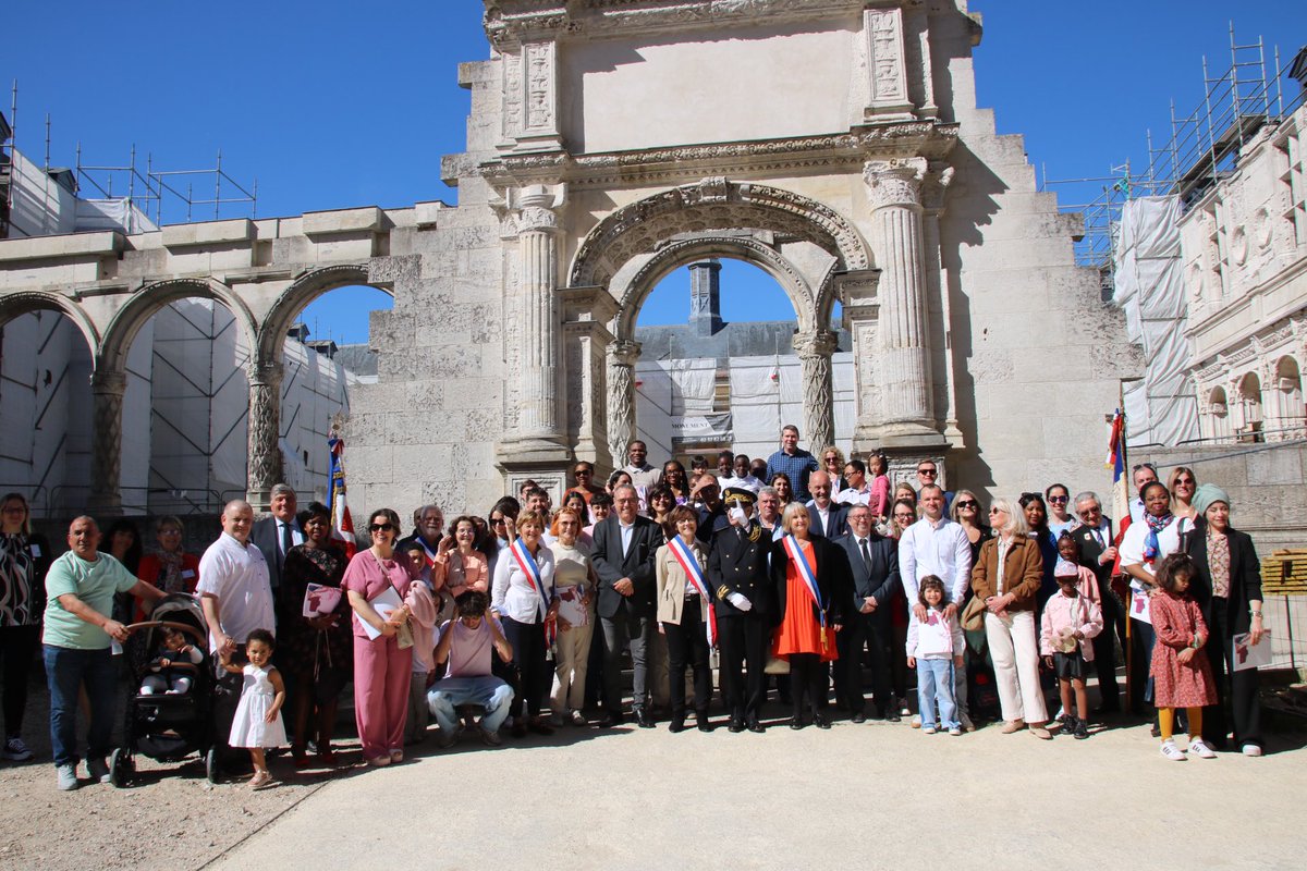 #Citoyenneté | Le sous-préfet des Andelys a remis à 41 Eurois leur décret de naturalisation au château de #Gaillon 🏰

🇫🇷 Désormais citoyens français, ils partagent les droits et les devoirs de la République et en épousent les valeurs. 

Bienvenue à eux ! 🤝