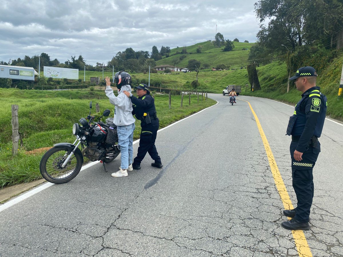 Policiantioquia's tweet photo. En #Entrerrios adelantamos planes de registro e identificación a personas y vehículos, orientados a la prevención del delito y control territorial. Fortalecemos la seguridad y la convivencia ciudadana. #JuntosPorAntioquia https://t.co/7AGaVQ413J